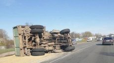 На трассе под Харьковом перевернулся ЗИЛ (фото)