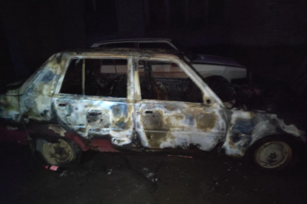 В Харькове во дворе многоэтажки сгорел припаркованный автомобиль (фото)