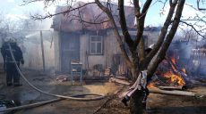 На Харьковщине спасатели не дали сгореть жилому дом (фото)