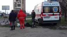 Возле станции метро «Победа» умер мужчина (фото)