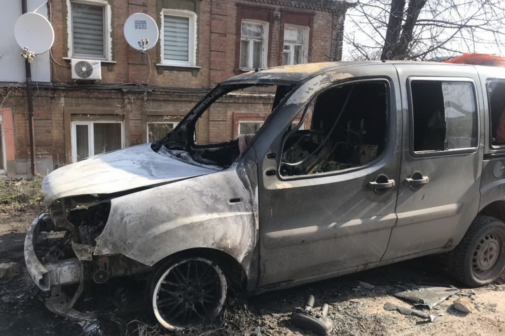 В Холодногорском районе подожгли автомобиль (фото)