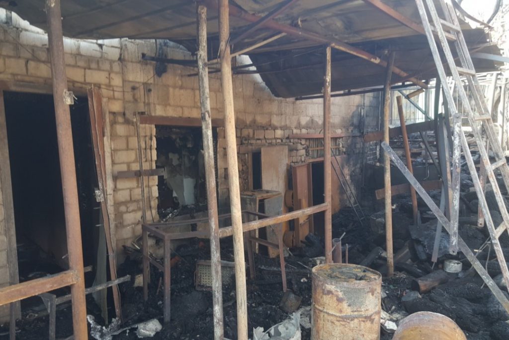 В Немышлянском районе сгорели все деревянные строения во дворе домовладения (фото)