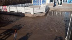Коммунальщики ликвидируют прорыв водопровода на Гвардейцев Широнинцев (видео)