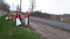 На Харьковщине прошел субботник по благоустройству на автодорогах