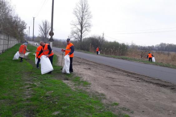 На Харьковщине прошел субботник по благоустройству на автодорогах