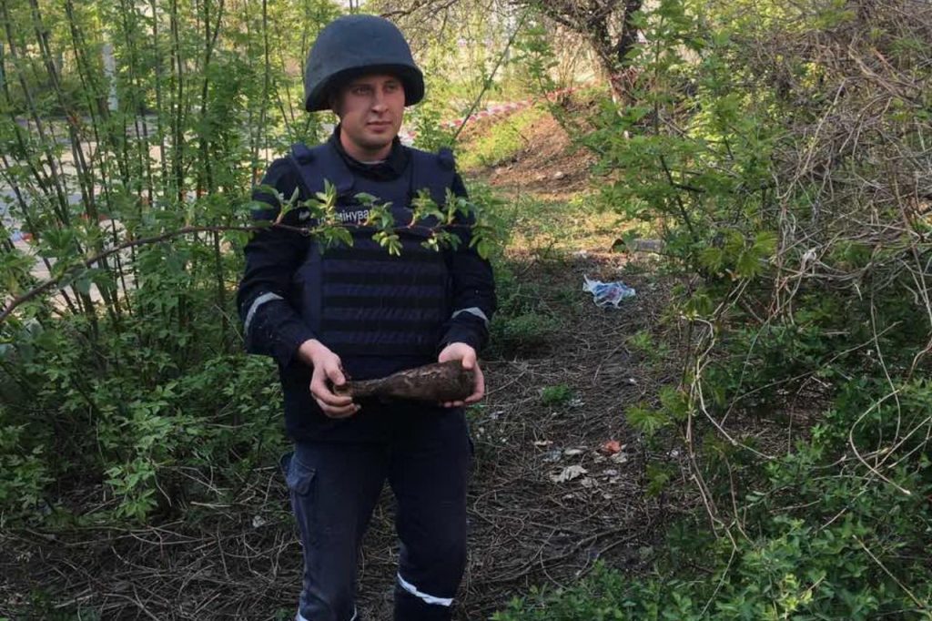 В Харькове возле школы нашли минометную мину (фото)