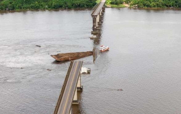 ЧП в Бразилии: мост обрушился после столкновения с паромом (фото)