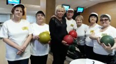 Харьковские пенсионеры приняли участие в турнире по боулингу