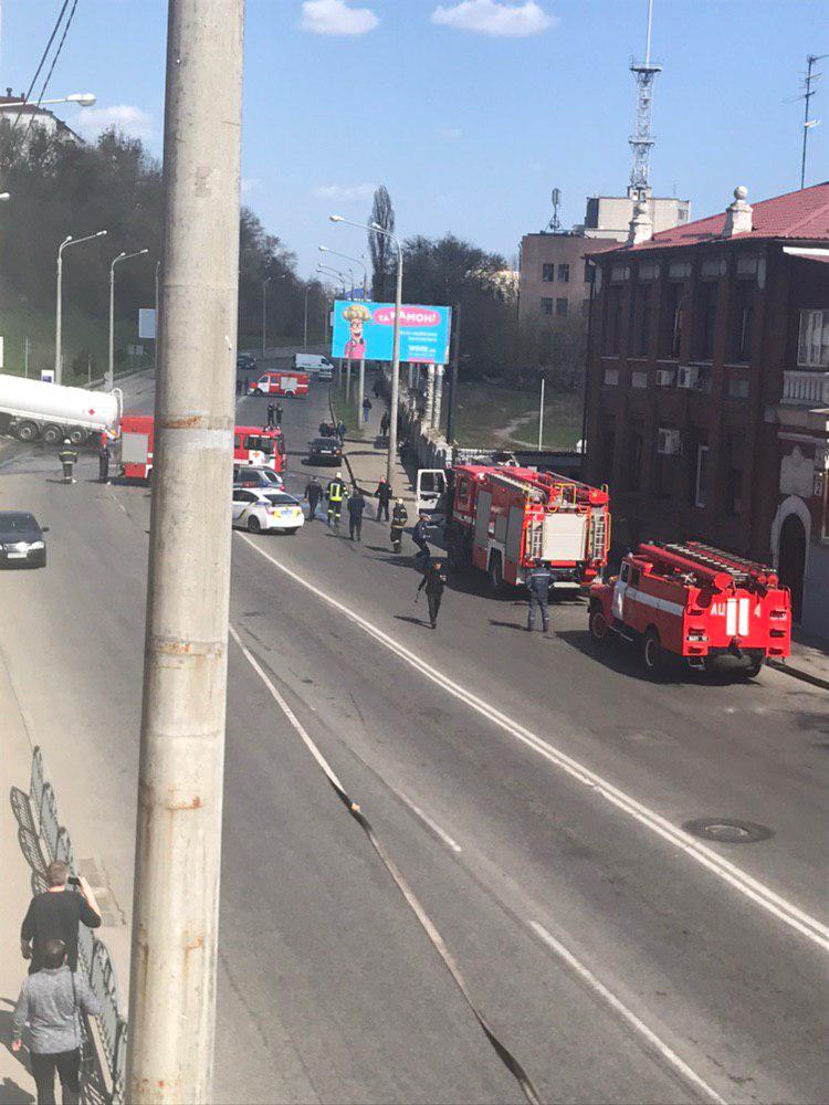 В Харькове на заправке вытекло топливо из цистерны