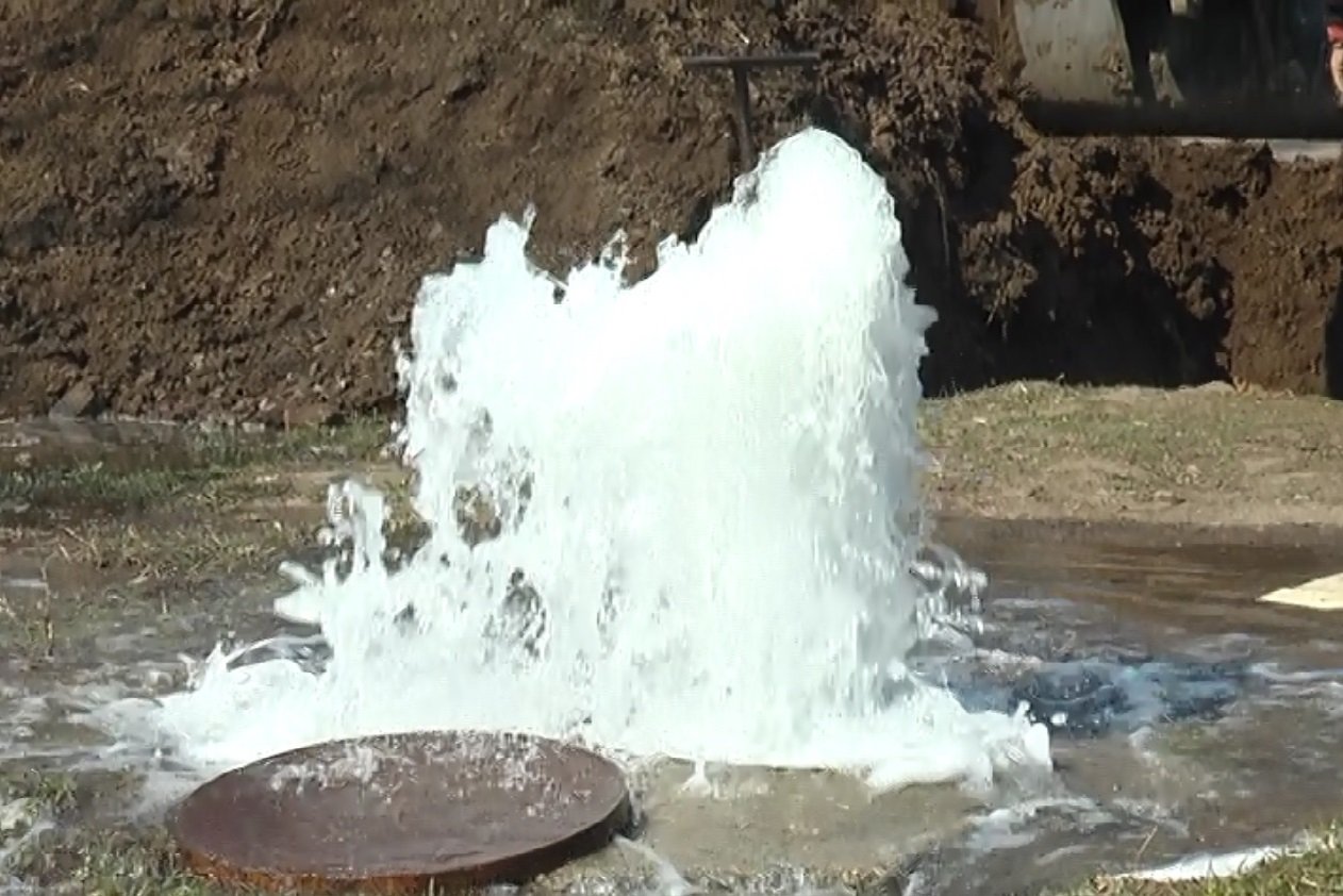 На Клочківській утворився метровий гейзер (відео)