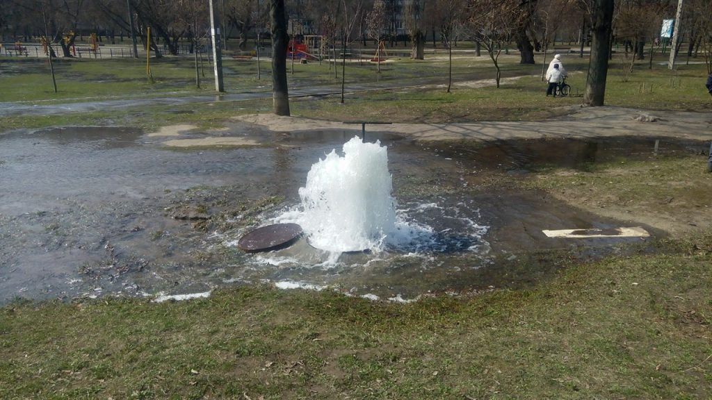 В центре Харькова из-под земли вырвался фонтан (фото)