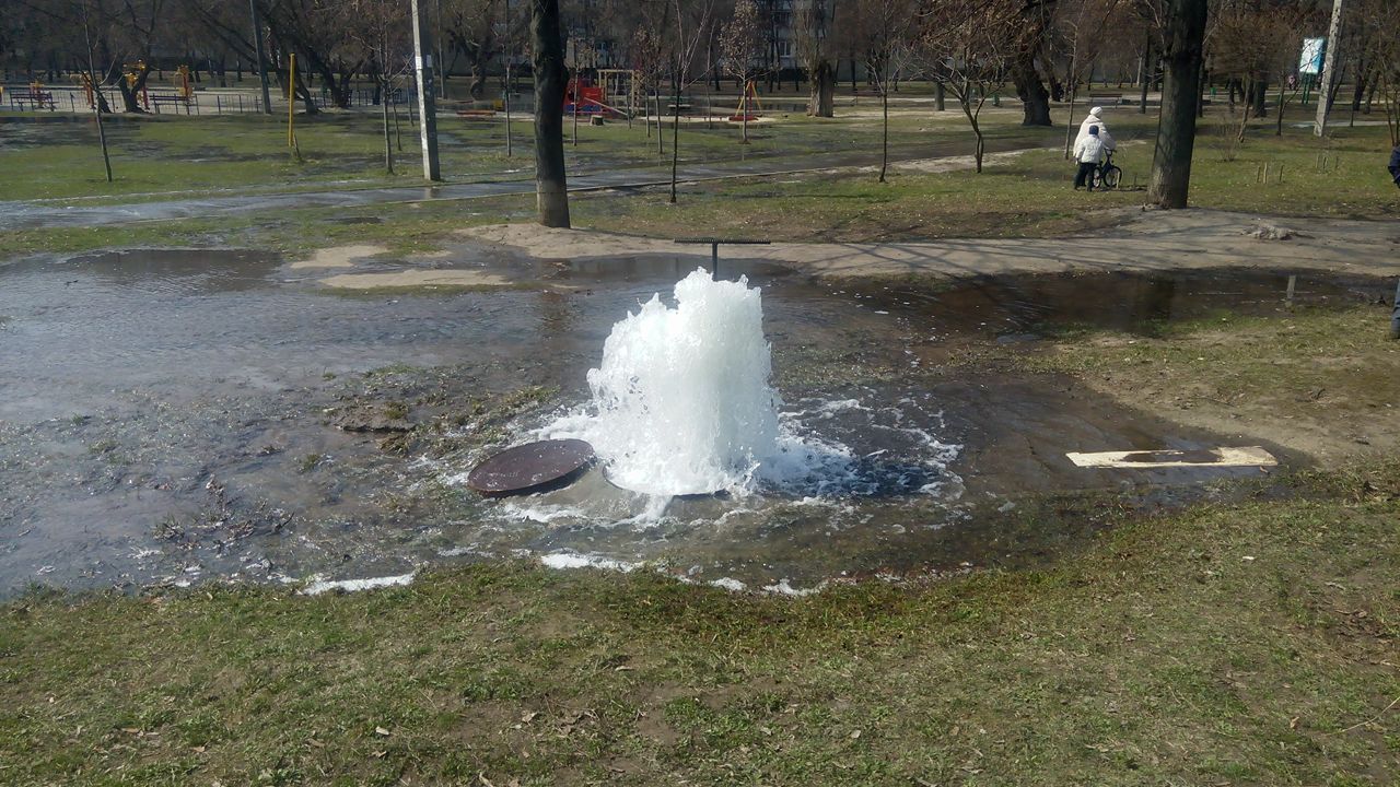 В центре Харькова из-под земли вырвался фонтан (фото)