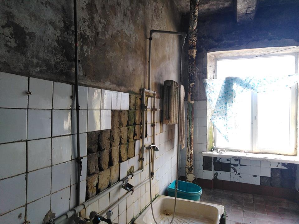 «Было плохо, сделали невыносимо» — жители общежития на ХТЗ жалуются на действия коммунальщиков