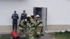 Харківські курсанти-рятувальники змагались у техніці «входження в полум’я» (відео)
