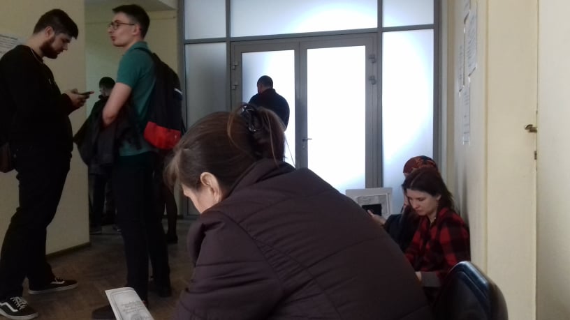 В харьковских отделениях госреестра избирателей большие очереди (фото)