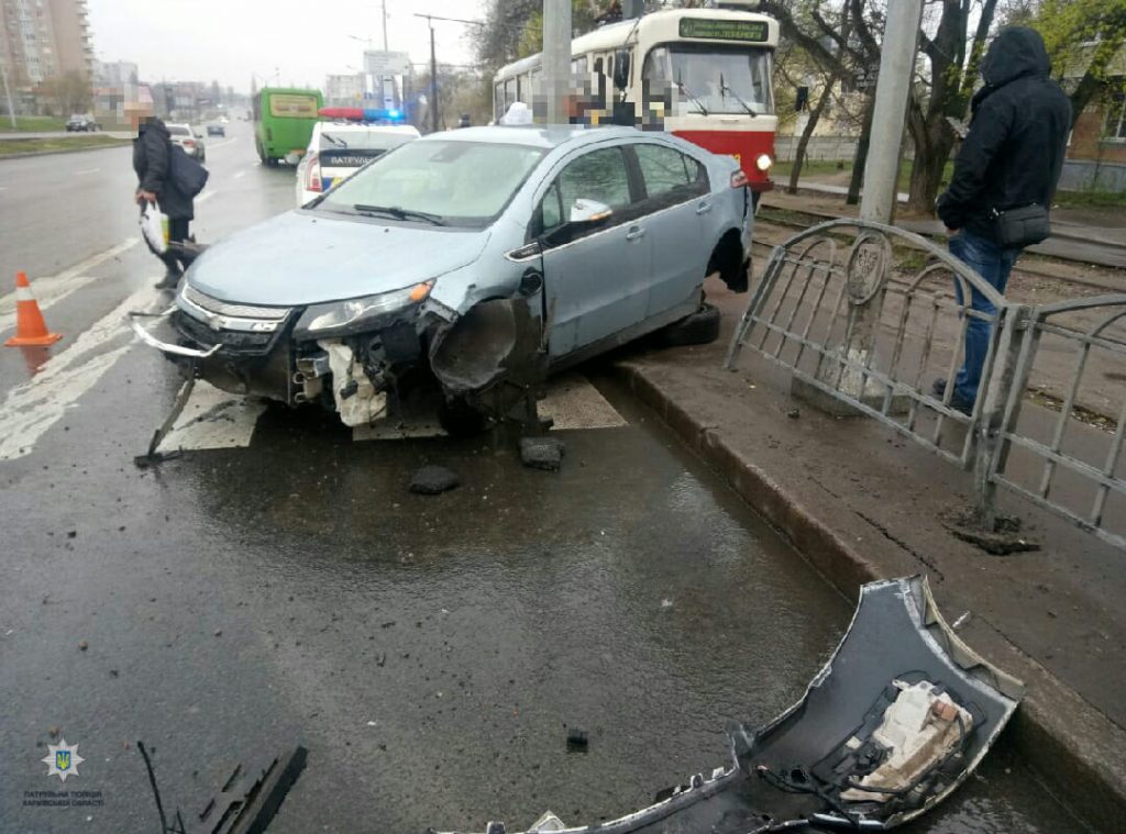 В Харькове иномарка снесла забор (фото)