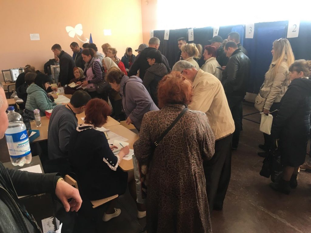 На избирательных участках в Новобаварском районе – очереди (фото)