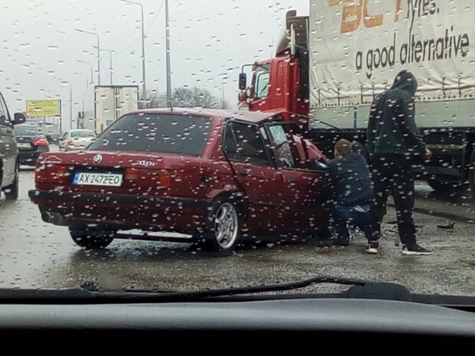 В Харькове столкнулись фура и «BMW» (фото)
