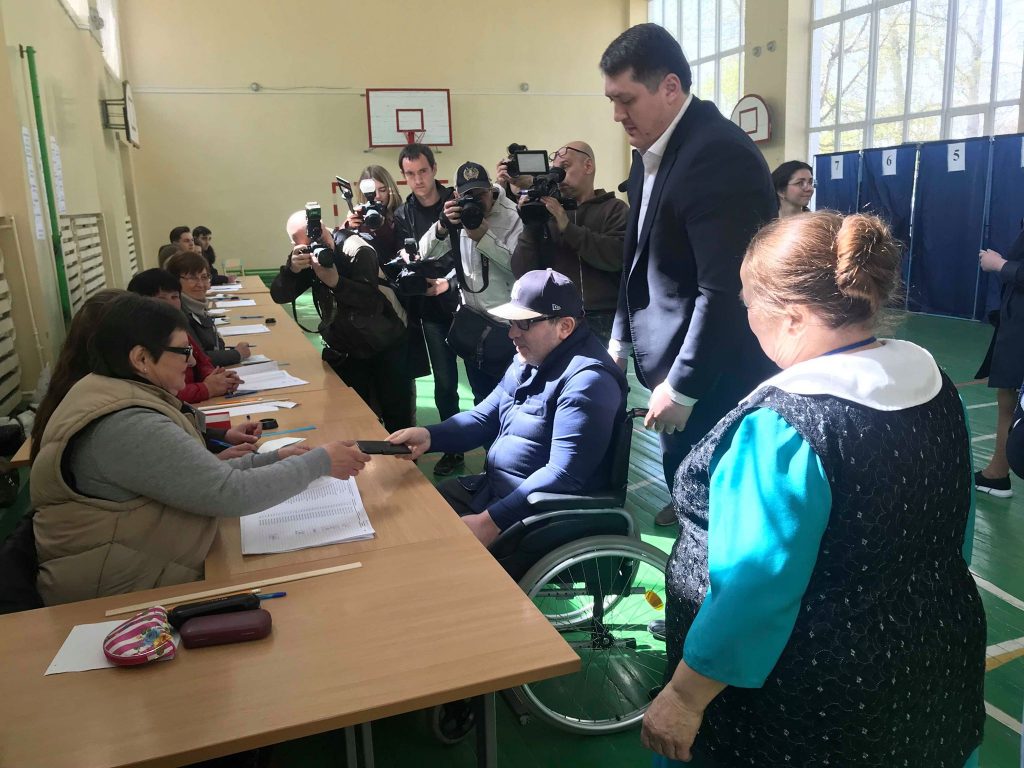 Геннадий Кернес проголосовал во втором туре на выборах Президента Украины (фото)