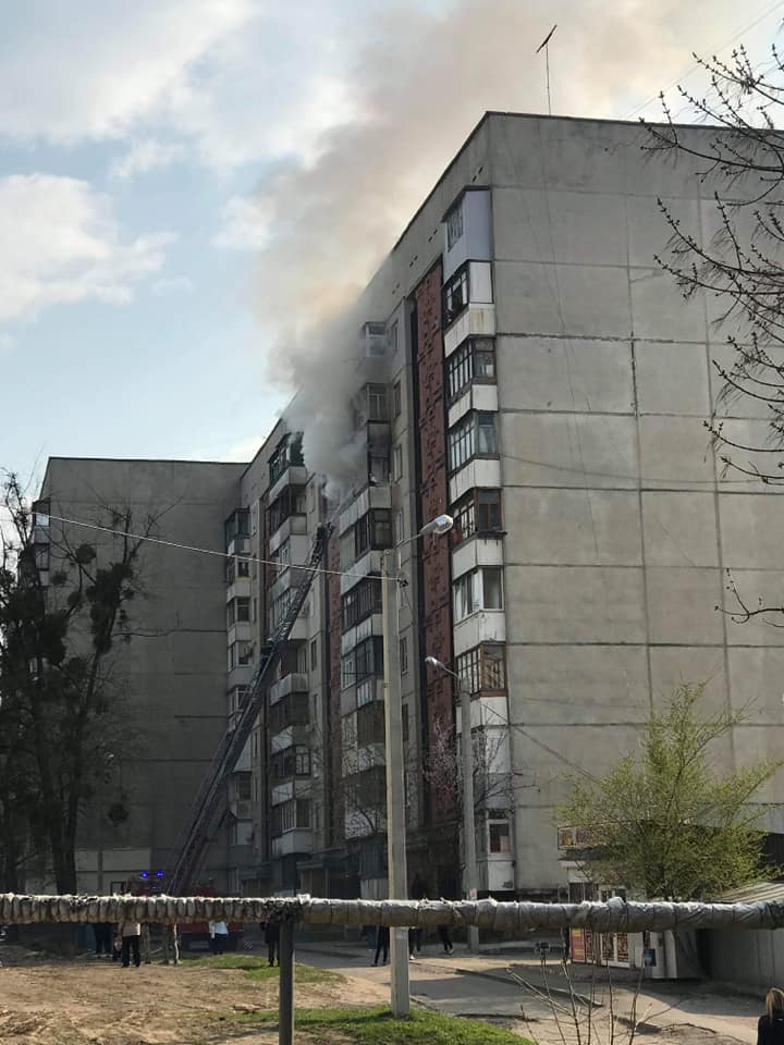 В Харькове горел девятиэтажный дом: жителей эвакуировали спасатели (фото)