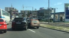 На Клочковской ВАЗ оторвал бампер внедорожнику (фото)