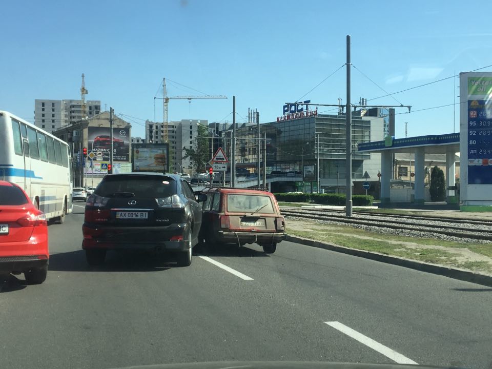 На Клочковской ВАЗ оторвал бампер внедорожнику (фото)