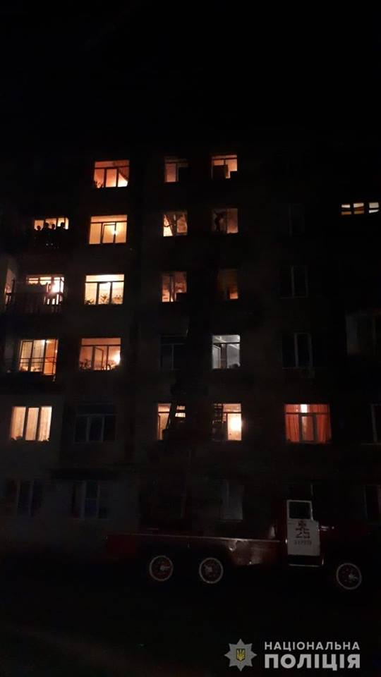 В Харькове полицейский спас девушку, которая хотела выброситься из окна
