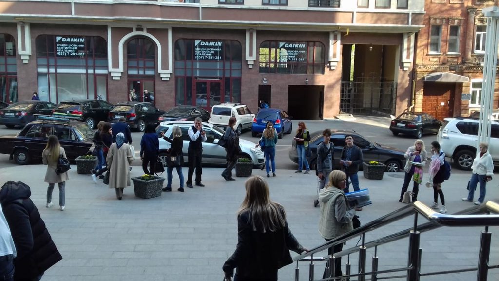 В Харькове эвакуируют сотрудников и посетителей админцентра Киевского района (фото)
