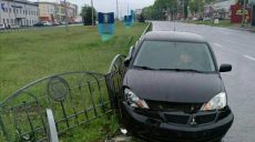 В Харькове автомобиль въехал в забор