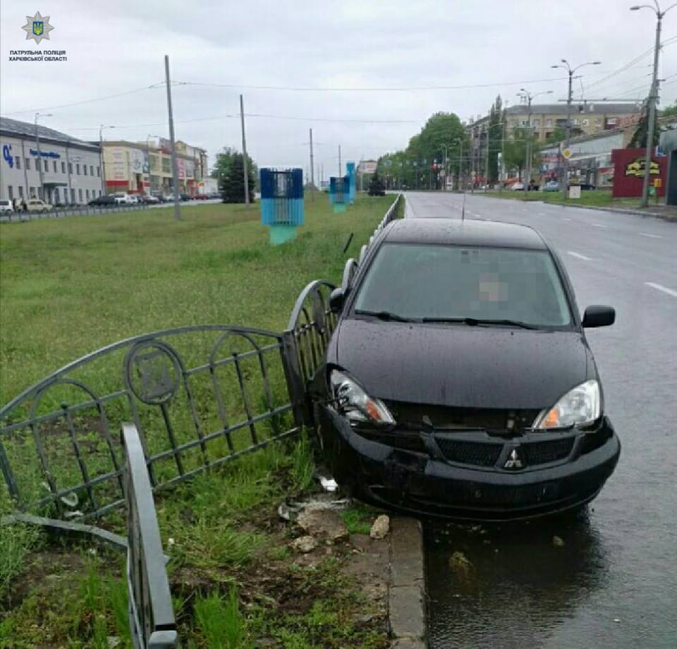 В Харькове автомобиль въехал в забор