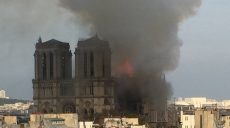 Во Франции горит Собор Парижской Богоматери (фото, видео)