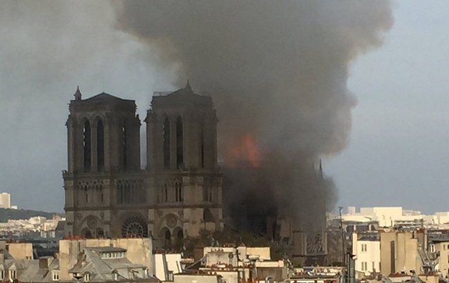 Во Франции горит Собор Парижской Богоматери (фото, видео)