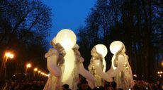 В парке Горького проходит французский уличный спектакль «Три тотема» (фоторепортаж)