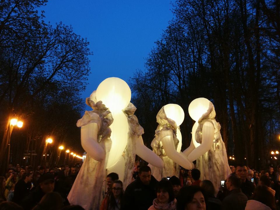 В парке Горького проходит французский уличный спектакль «Три тотема» (фоторепортаж)
