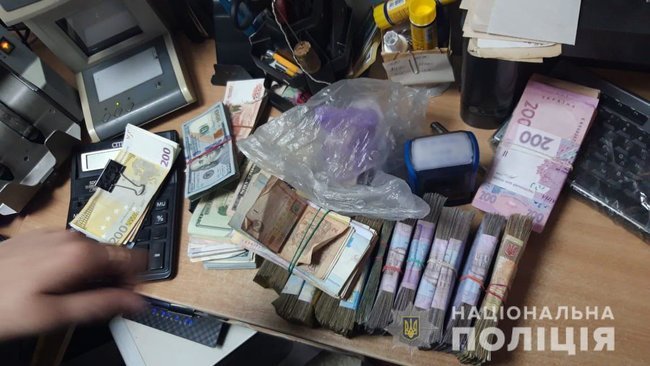 Через обменные пункты Харьковщины сбывалась фальшивая валюта