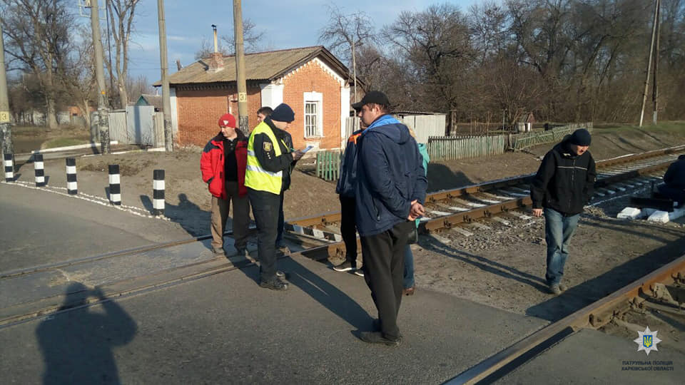 Харьковские патрульные проверяют железнодорожные переезды
