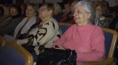 Пенсіонери з двох районів Харкова подивились ексцентричну комедію в театрі Пушкіна (відео)