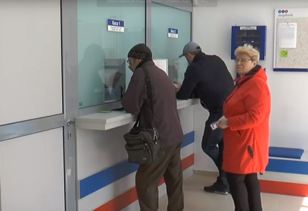 У відділеннях банків Харкова борються з великими чергами (відео)
