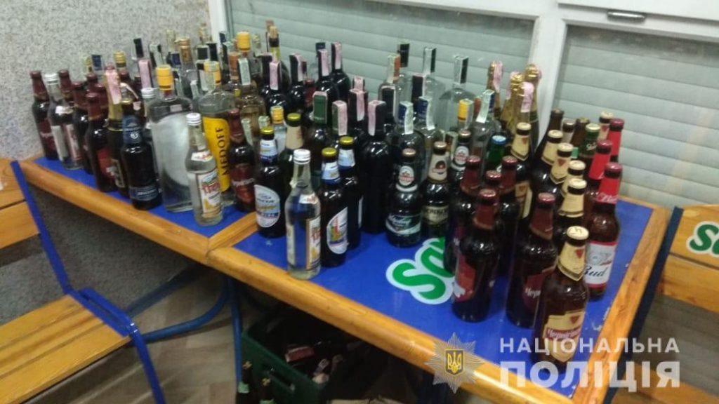 На одном из харьковских рынков незаконно продавали алкоголь