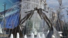 В Харькове включили фонтан с Памятником влюбленным
