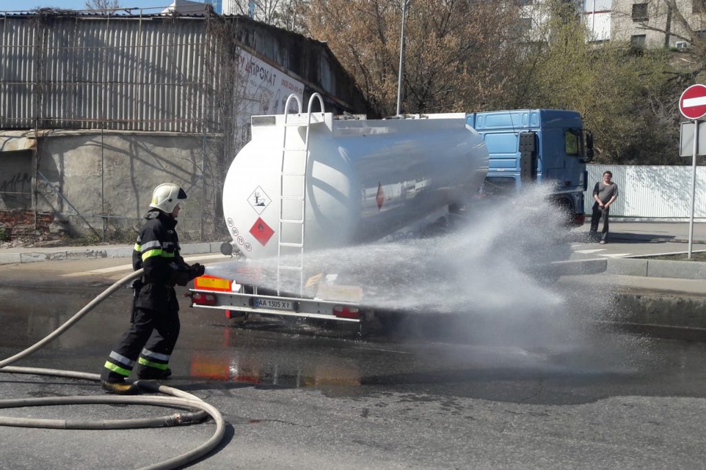 В Харькове на улице разлили 7 тонн бензина (фото, видео)