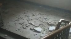 В одной из школ Харькова обвалился потолок (фото)