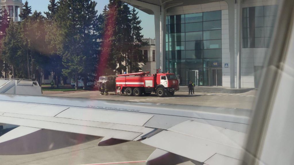В Харьковском аэропорту снова ищут взрывчатку (фото)