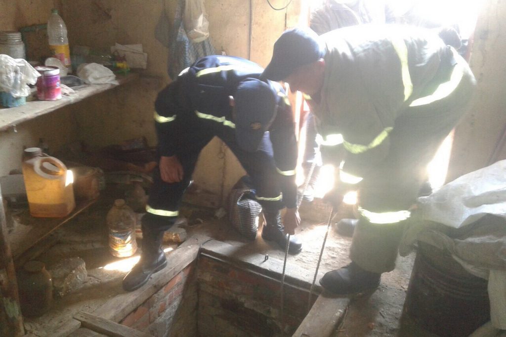 Под Харьковом спасатели доставали из погреба мужчину (фото)
