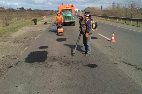 На Харківщині продовжують ремонтувати автошляхи (відео)