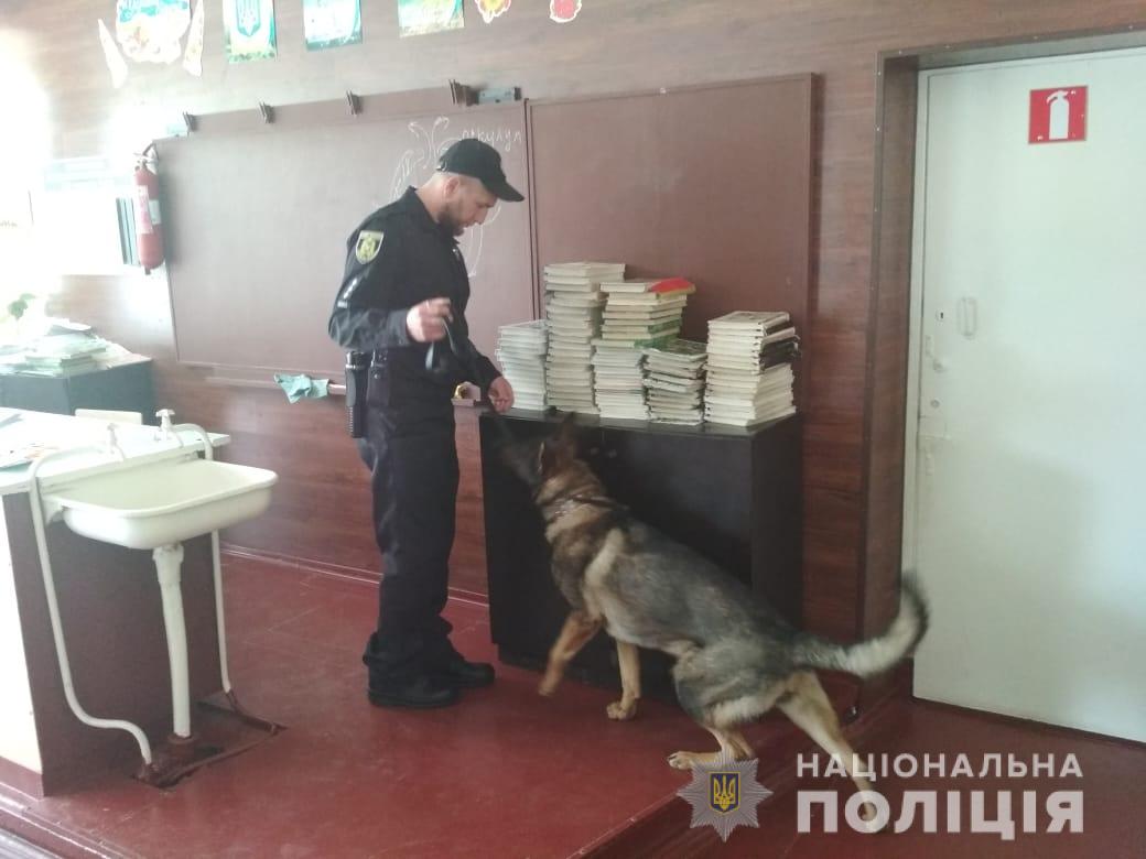 Эвакуировали 600 человек: «минирование» харьковской школы оказалось ложным