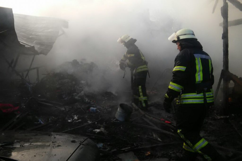 Повреждены три автомобиля: в Московском районе возник пожар на частной территории (фото, видео)