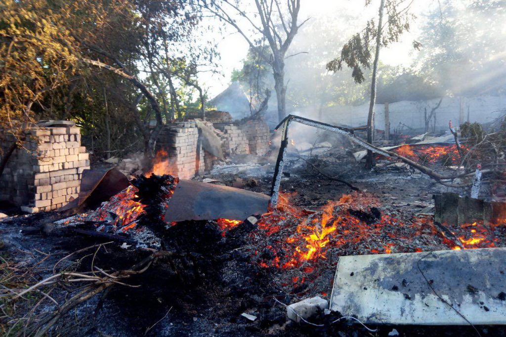 На Харьковщине из-за сжигания сухостоя едва не сгорели три жилых дома (фото)