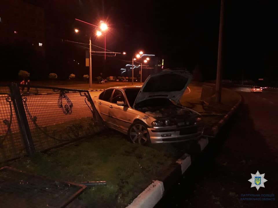 На Гагарина BMW врезался в ограждение (фото)
