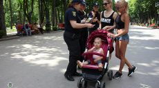 В Харькове патрульные напомнили родителям о правилах безопасности на каникулах (фото)